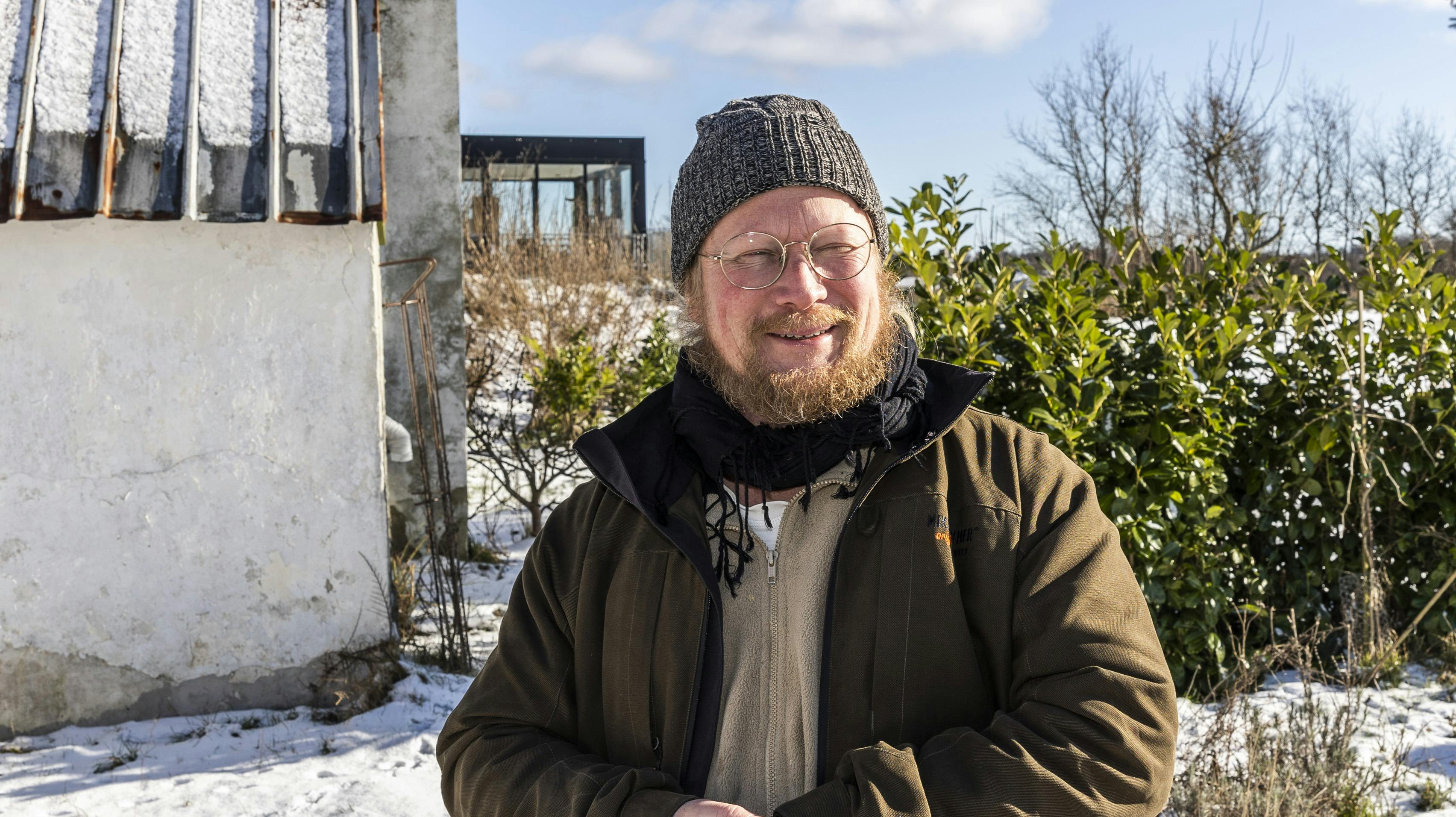 45-årige Markus Hvass - der ifølge ham selv er hovedpersonen i TV2-dokumentaren "Naboen fra helvede" - står over for omfattende anklager om chikane af hans nabo, Minigolfparken Højby.