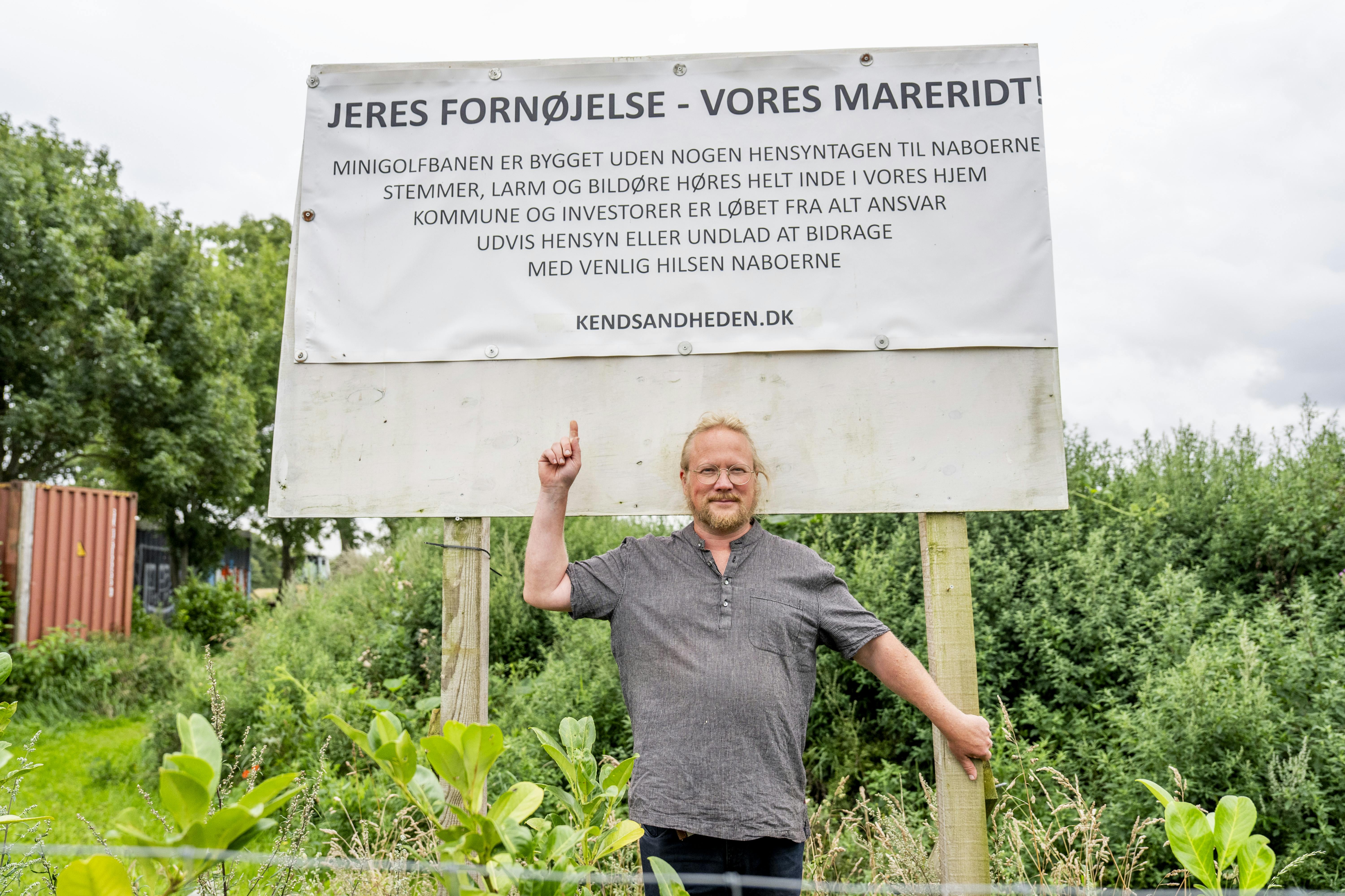 Minigolfbanen i Højby - direktør Simon Larsen og naboen Markus Hvass