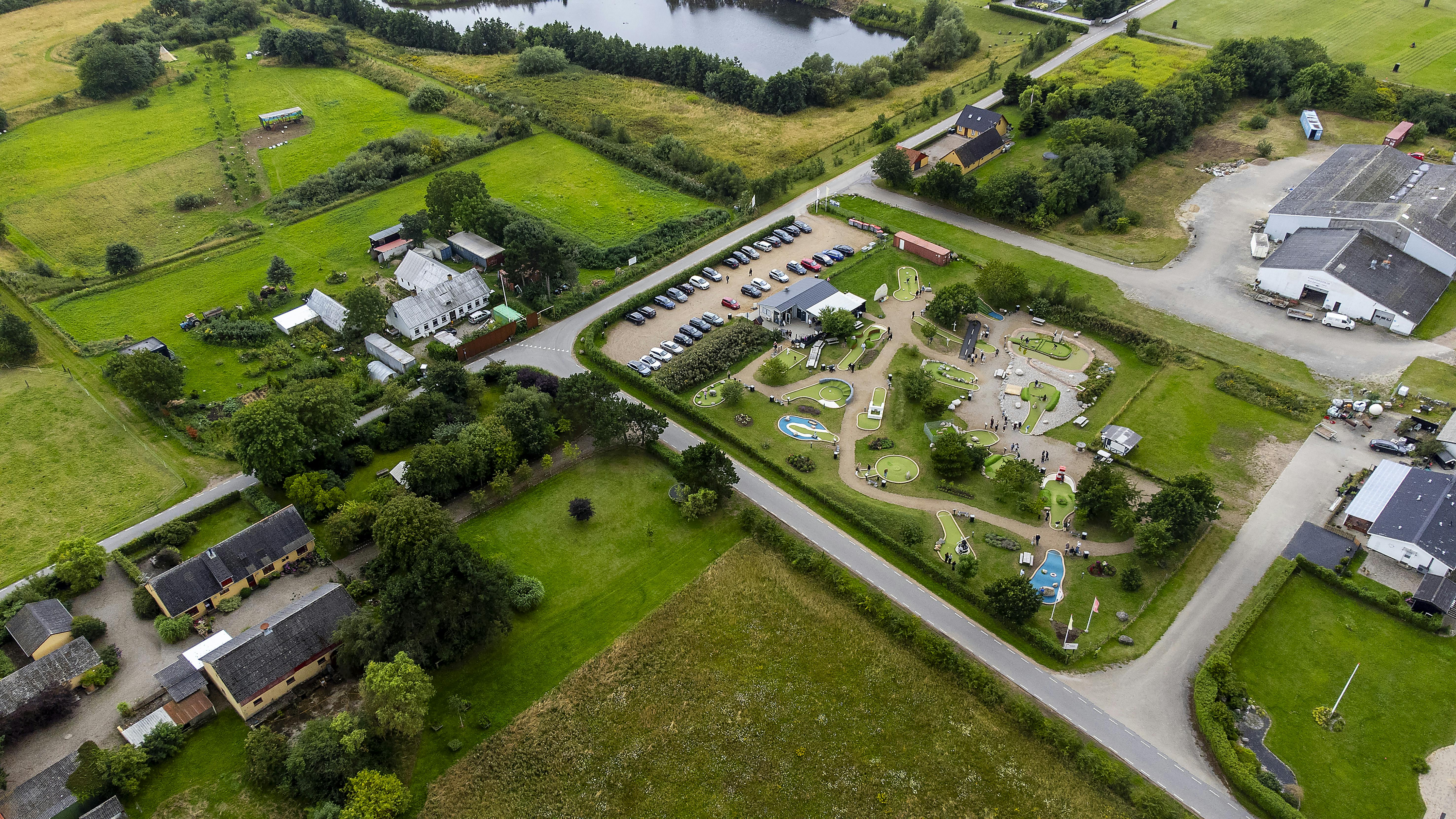Minigolfbanen i Højby - direktør Simon Larsen og naboen Markus Hvass