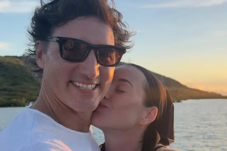 Her får Justin Trudeau en møsser på halsen af Katy Perry.