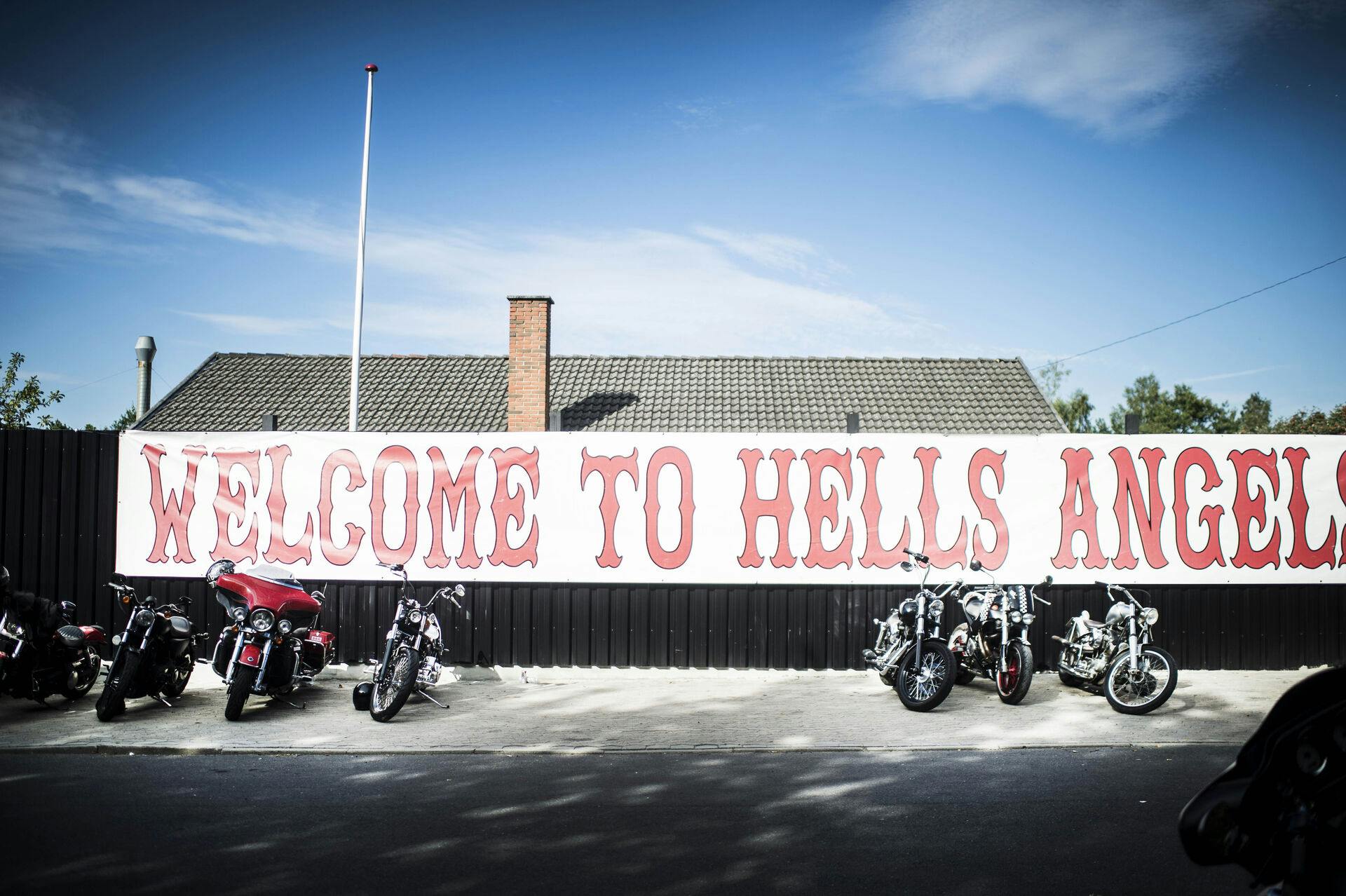 Rockerfest. Hells Angels holder fest i det nye klubhus i Nyborg lørdag. Politiet er talstærkt til stede - eller i hvert fald til sted - for at tjekke festdeltagerne.