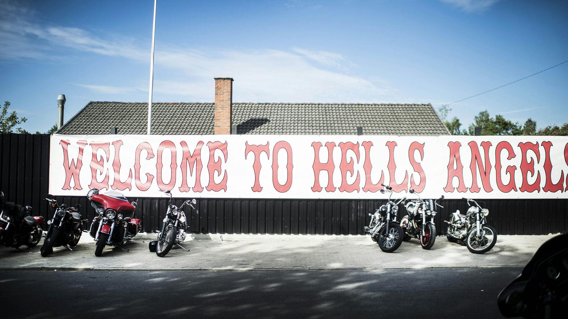 Rockerfest. Hells Angels holder fest i det nye klubhus i Nyborg lørdag. Politiet er talstærkt til stede - eller i hvert fald til sted - for at tjekke festdeltagerne.