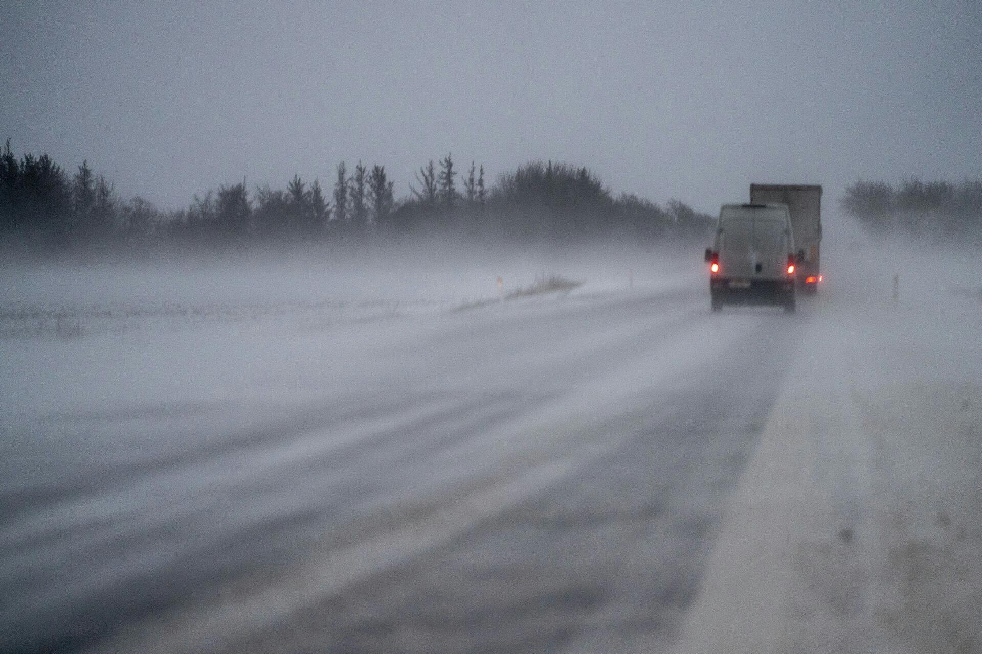 Snefygning og glatte veje har fået både DMI, politiet og Vejdirektoratet til at advare bilister og opfordre til ekstra forsigtighed, lavere hastighed og god forberedelse, hvis man skal ud at køre.