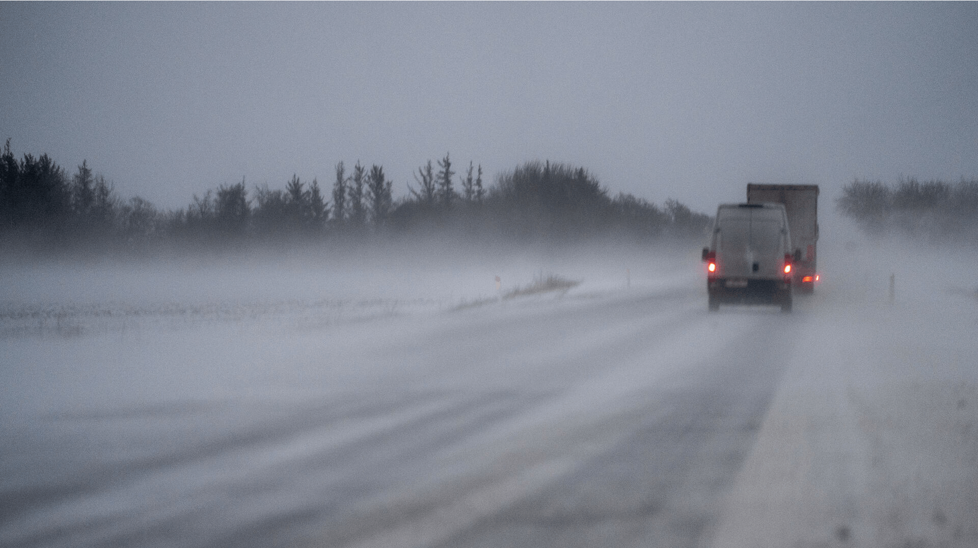 Snefygning og glatte veje har fået både DMI, politiet og Vejdirektoratet til at advare bilister og opfordre til ekstra forsigtighed, lavere hastighed og god forberedelse, hvis man skal ud at køre.