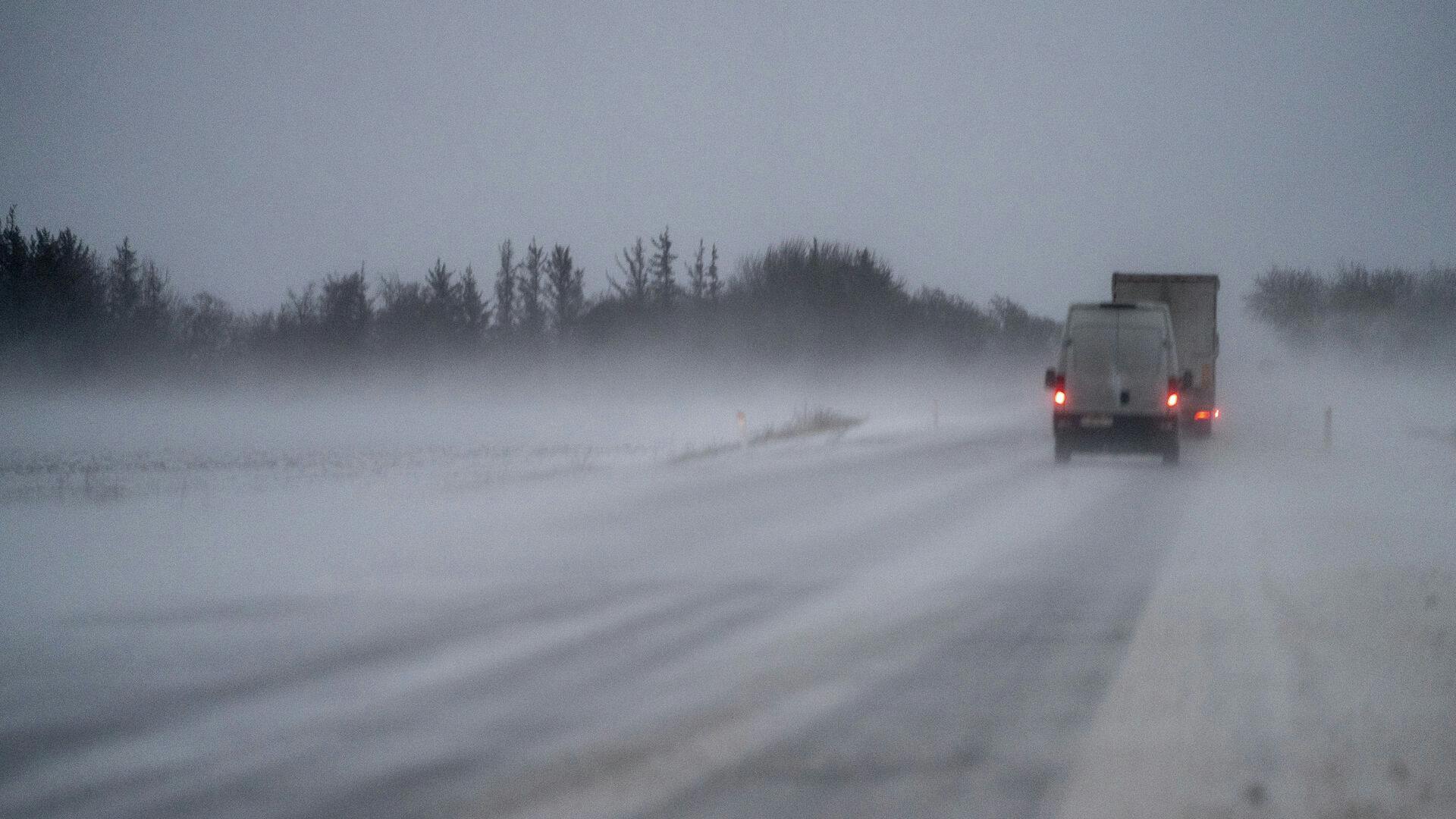 Snefygning og glatte veje har fået både DMI, politiet og Vejdirektoratet til at advare bilister og opfordre til ekstra forsigtighed, lavere hastighed og god forberedelse, hvis man skal ud at køre.