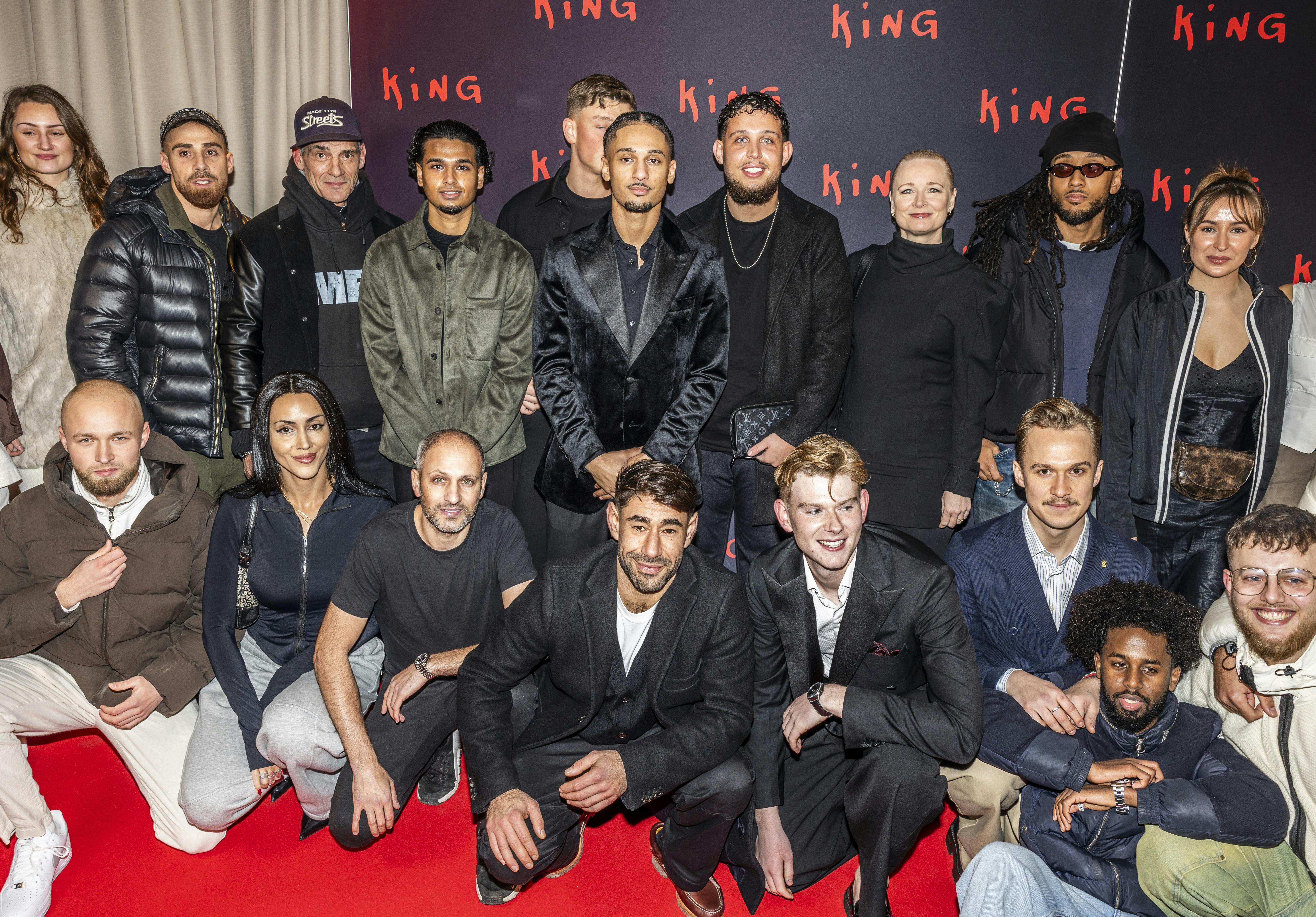 På billedet ses castet sammen med producer Johan Dahlerup. Jamaika dukkede dog ikke op til premieren på serien.