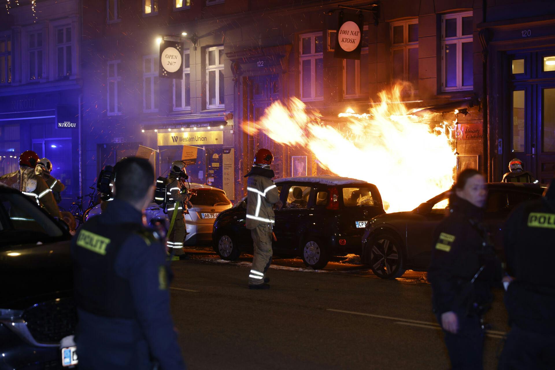 Politi og brandvæsen er til stede i Istedgade på Vesterbro i København hvor en kiosk er i brand efter eksplosion torsdag den 8. januar 2026. (Foto: Jens Astrup/Scanpix 2026)
