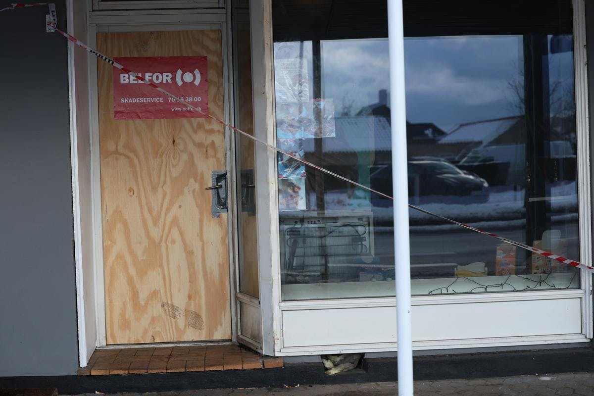 Dagen efter branden er slikbutikken lukket af med en træplade.