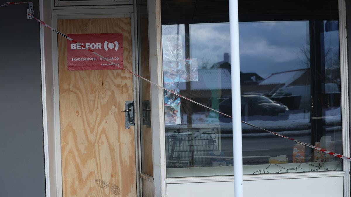 Dagen efter branden er slikbutikken lukket af med en træplade.