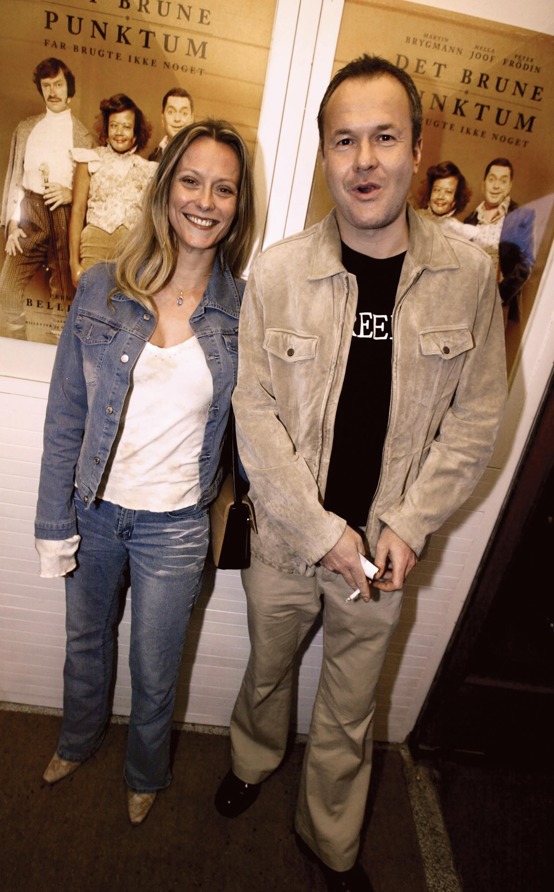 20020504-OS-DSC_Det brune Punktum på Bellevue TeatretFoto: Ole Steen . DSC 1D 4-5-2002 Kig IndDan Rachlin og Charlotte Rachlin