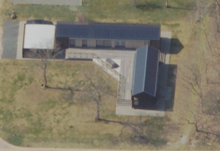 Sommerhuset består både af en hovedbygning og et anneks med eget køkken.