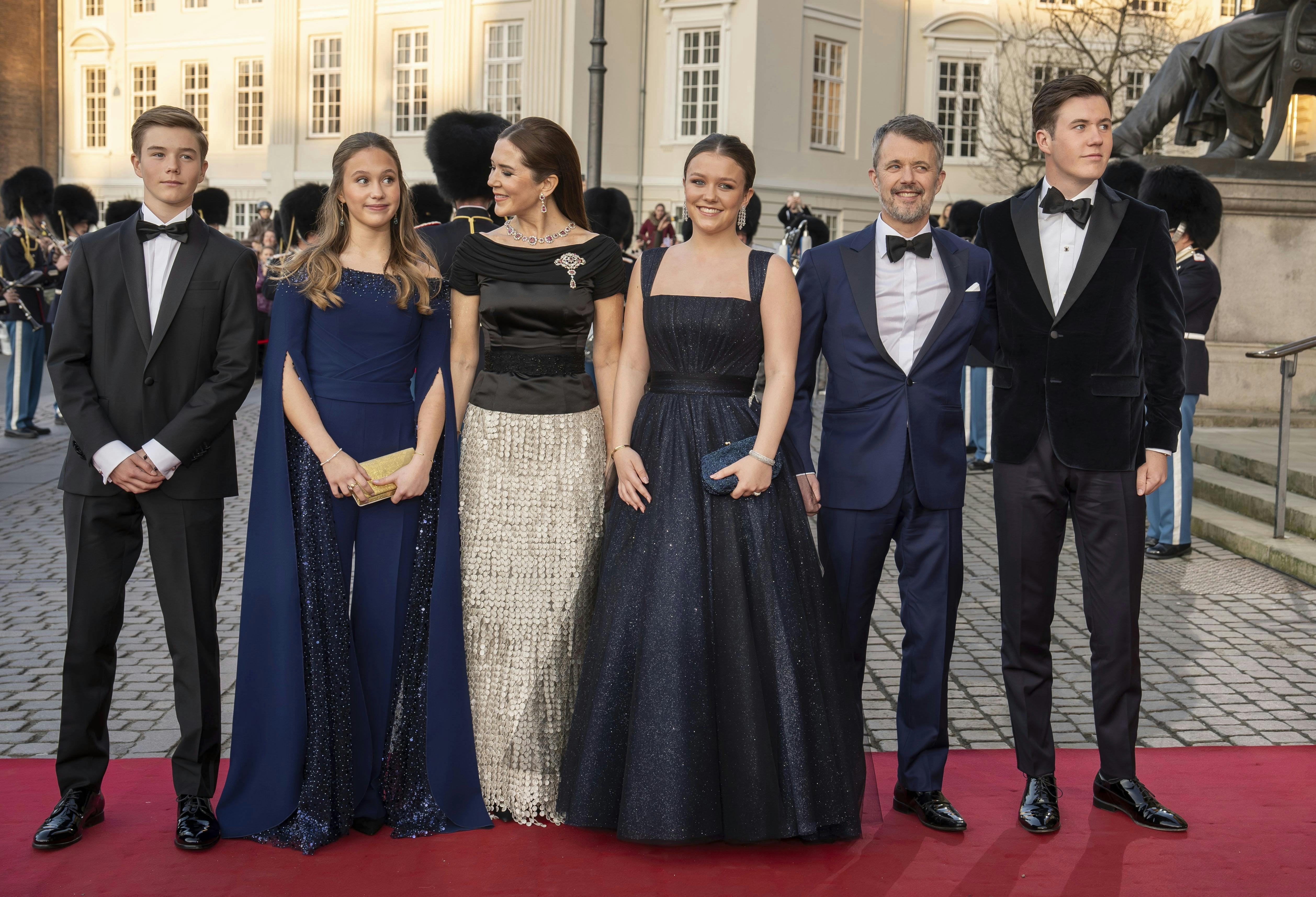 Hele familien samlet: Vincent, 15, og Josephine,15, Mary, 53, Isabella, 18, Frederik, 57, og Christian, 20. De to yngste er ikke blevet vurderet i meningsmålingen.