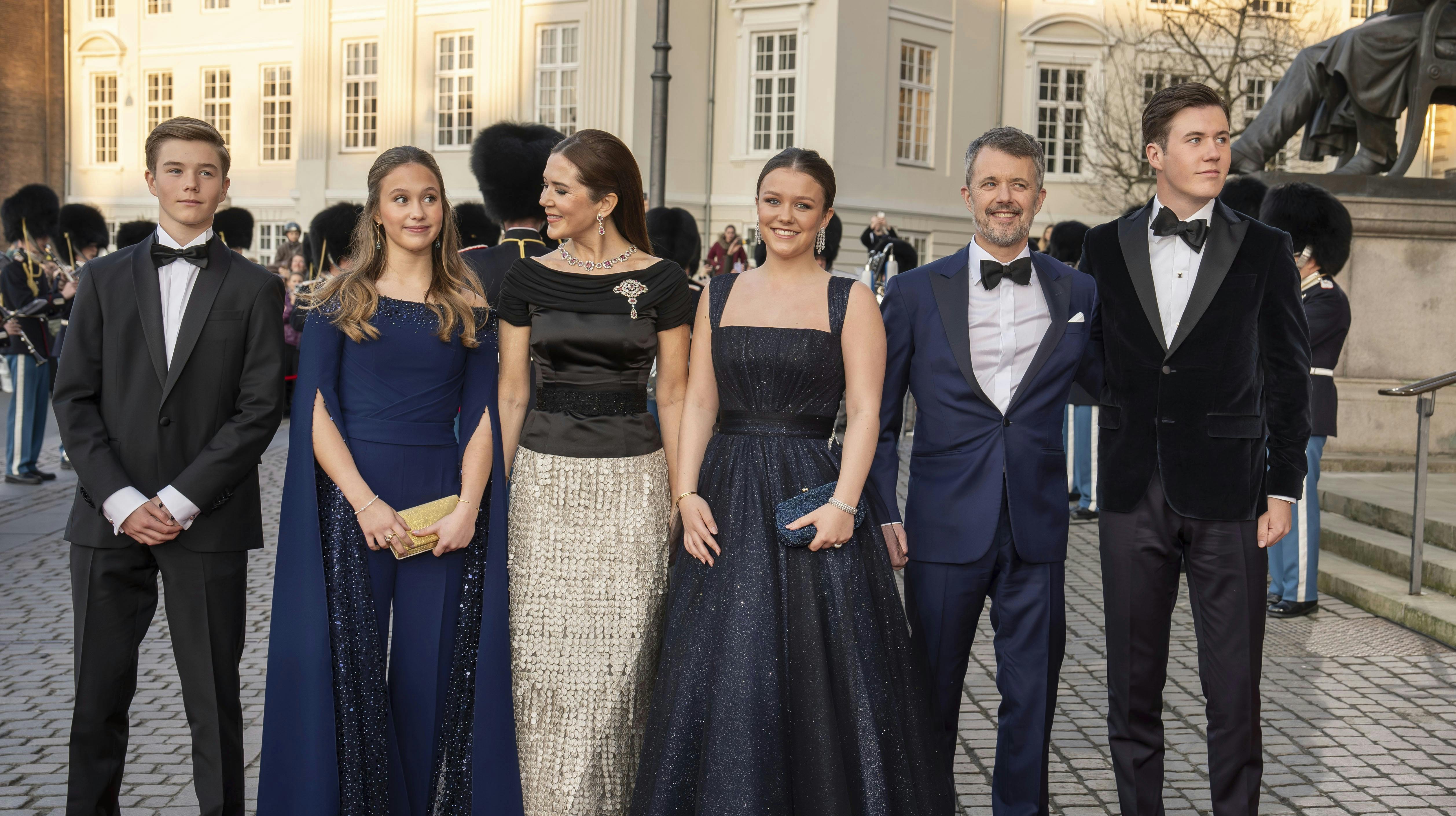 Hele familien samlet: Vincent, 15, og Josephine,15, Mary, 53, Isabella, 18, Frederik, 57, og Christian, 20. De to yngste er ikke blevet vurderet i meningsmålingen.