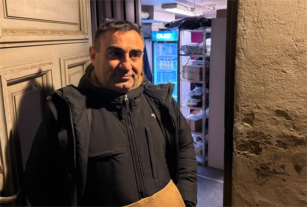 Yasar Koyuncu, der ejer kiosken 1001 Nat på Istedgade, sad selv i butikken, da en eksplosion kort før midnat udløste brand.