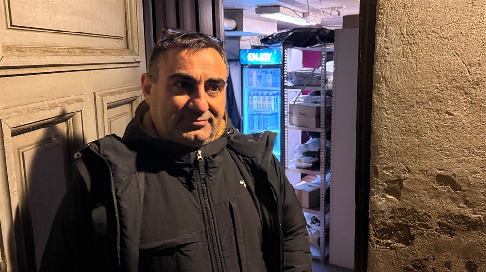 Yasar Koyuncu, der ejer kiosken 1001 Nat på Istedgade, sad selv i butikken, da en eksplosion kort før midnat udløste brand.