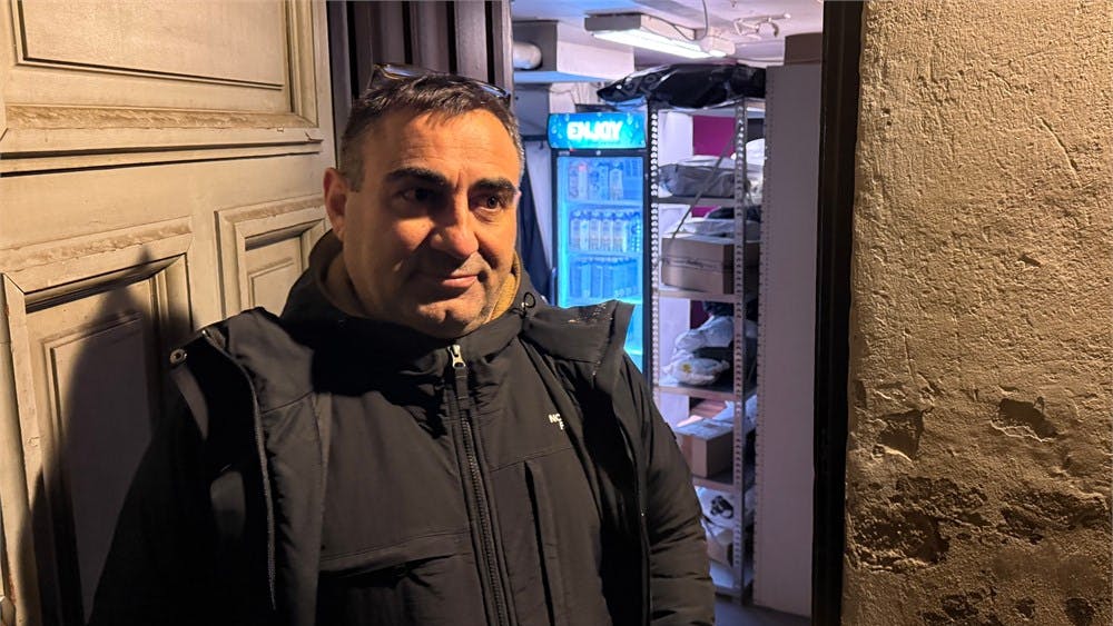 Yasar Koyuncu, der ejer kiosken 1001 Nat på Istedgade, sad selv i butikken, da en eksplosion kort før midnat udløste brand og store skader. Ingen personer kom til skade, men kiosken blev efterfølgende undersøgt af Københavns Politi med hunde, drone og teknikere.