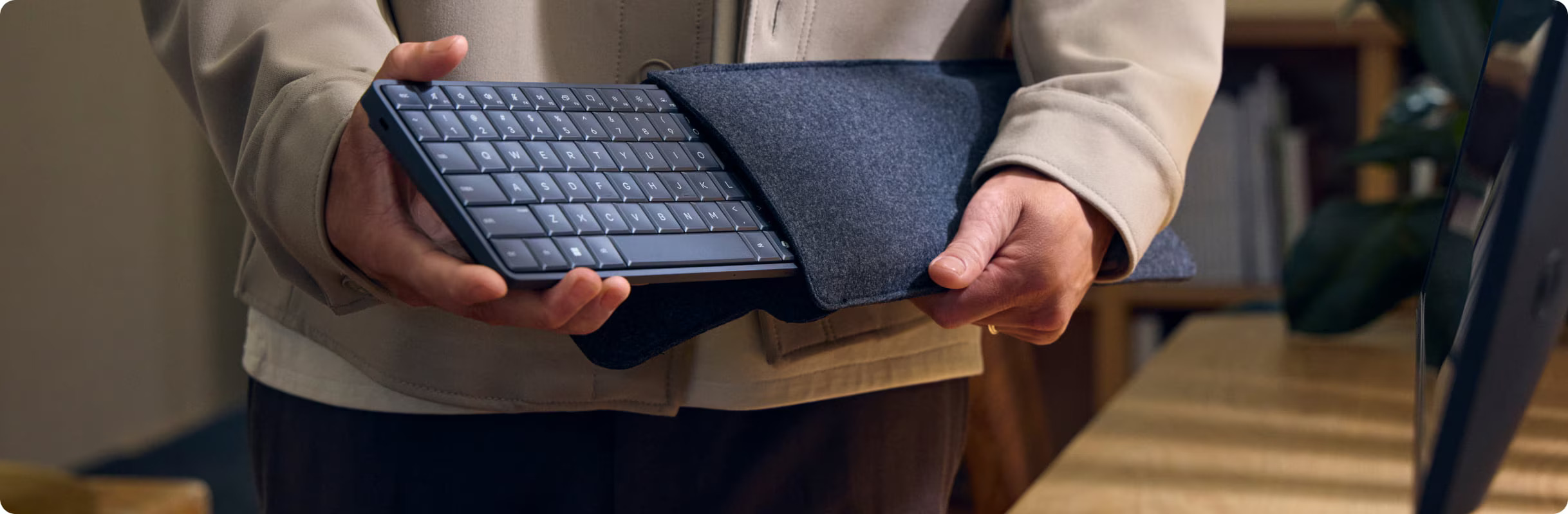 HP EliteBoard G1a ligner et almindeligt kontortastatur, men gemmer på en fuld computer indeni. Du tilslutter blot en skærm via USB-C, og så er du kørende endda med indbygget fingeraftrykslæser og foldbar pegeplade. En minimalistisk arbejdsstation, der først afslører sit trick, når den bliver sat i stik.