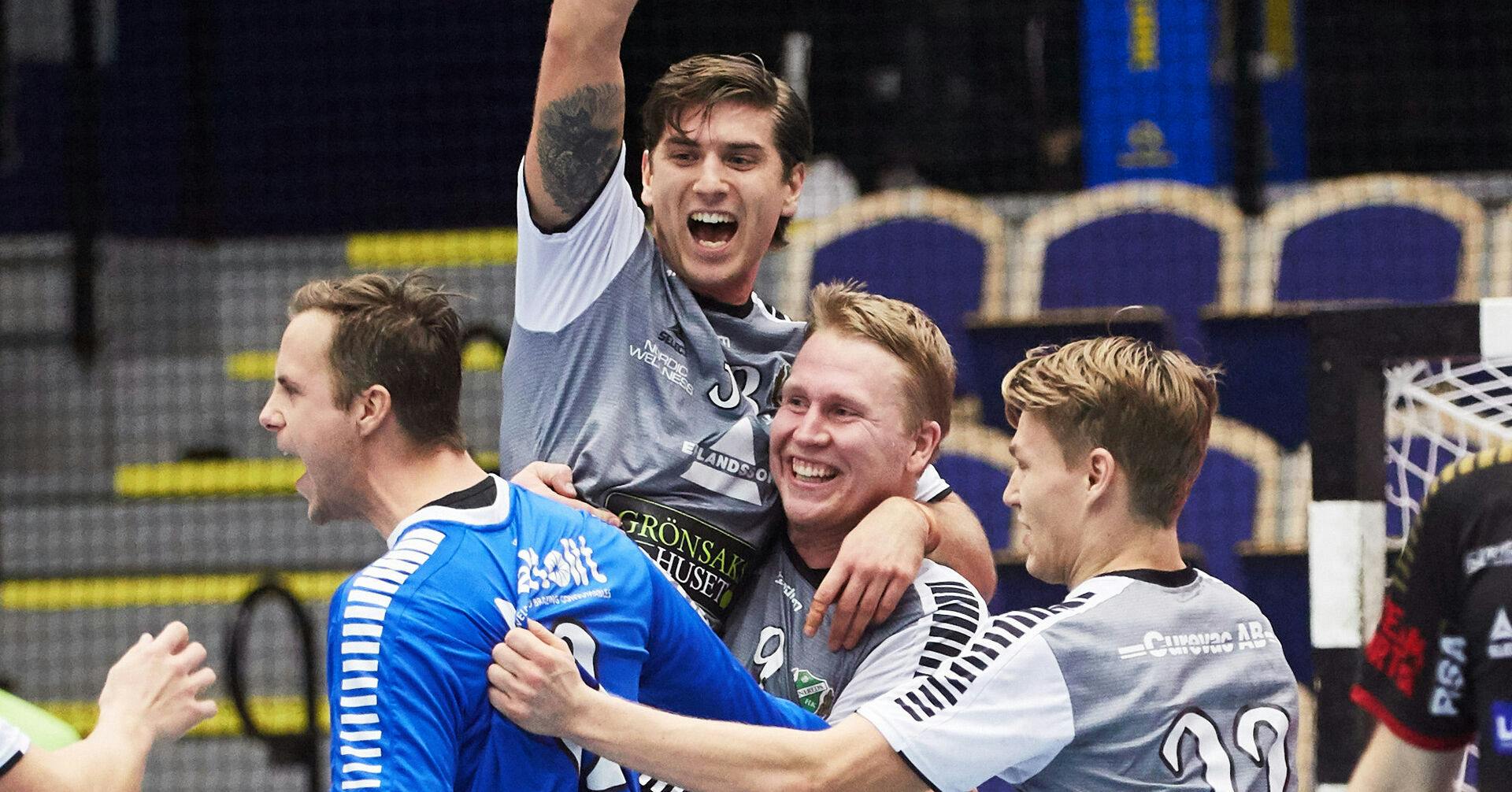 Viktor Rhodin, der her har medspilleren Mirko Vicentijevis i armene, er død af kræft.