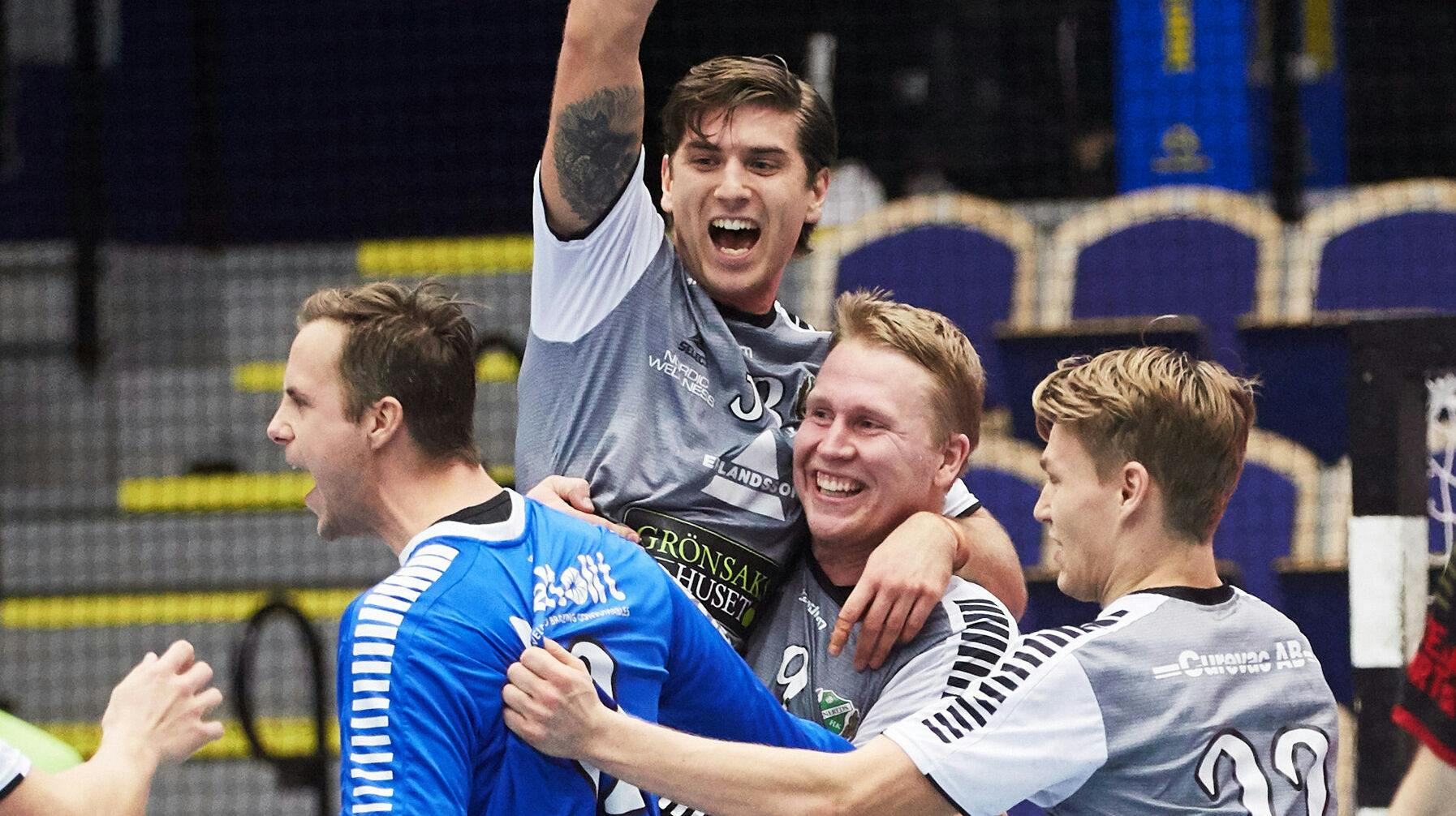 Viktor Rhodin, der her har medspilleren Mirko Vicentijevis i armene, er død af kræft.