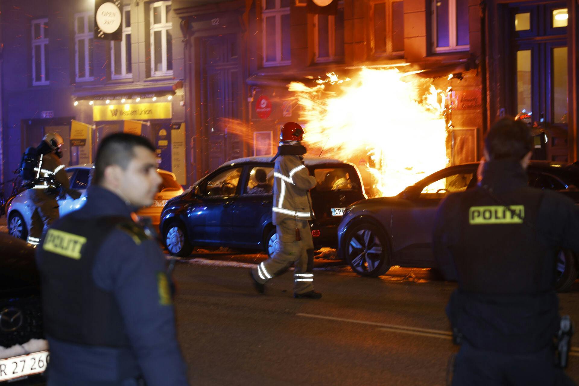 I alt tre personer fremstilles i retten bag lukkede døre i forbindelse med brandbomben på Istedgade. 