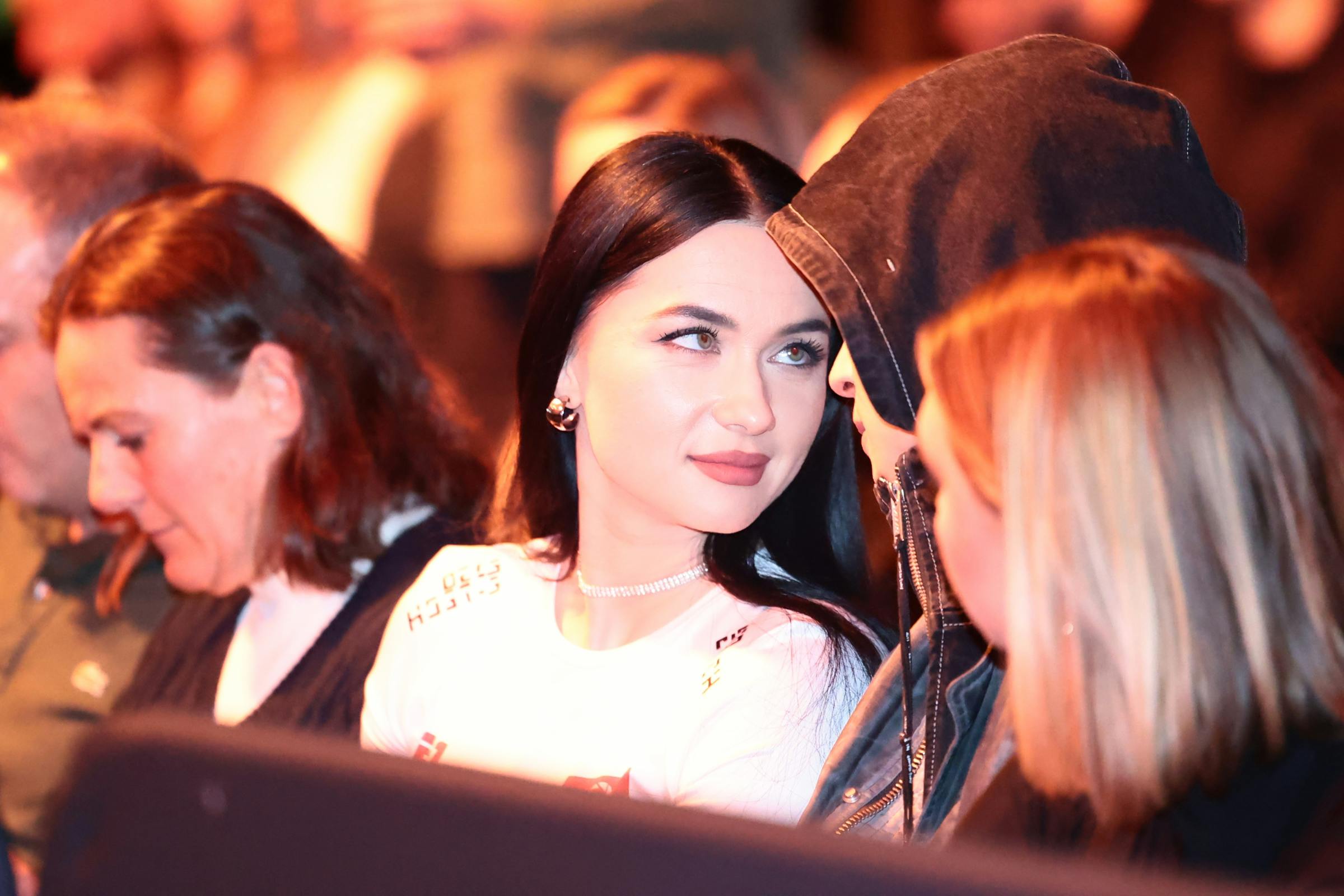 Irina Olsen og Carl Knast med hætten over hovedet.