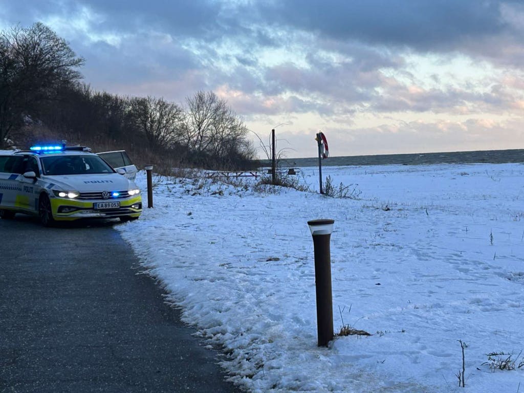 En person er fundet i vandet ved Hyby Strand i Fredericia. 