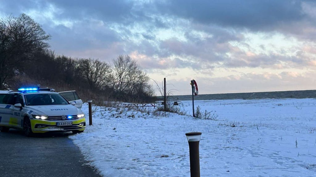 En person er fundet i vandet ved Hyby Strand i Fredericia.