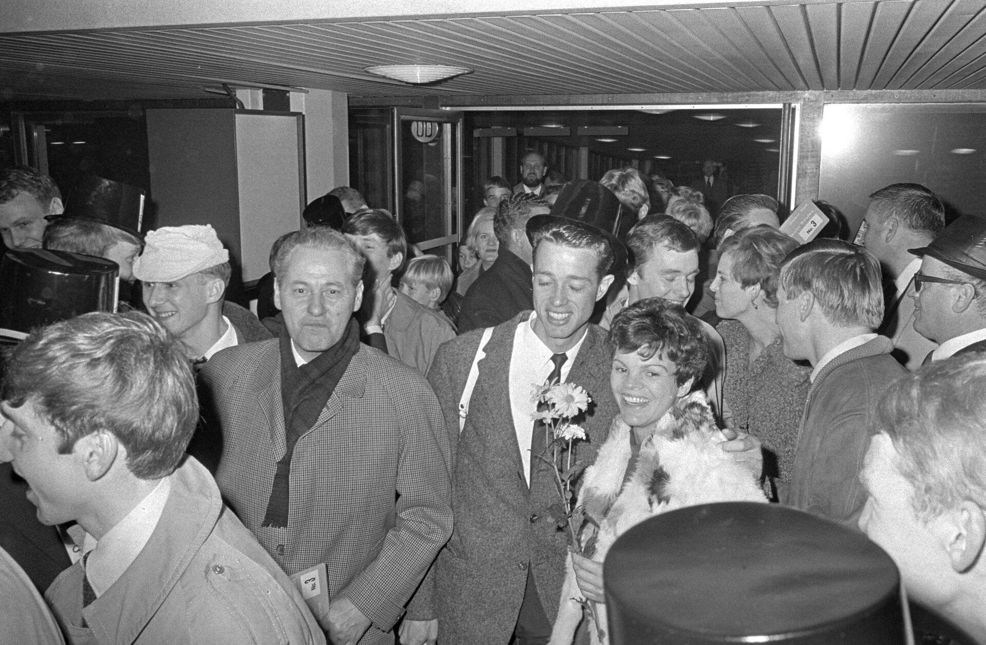 Niels Møller står her med sin hustru Winnie Helene. De var gift i over 60 år.