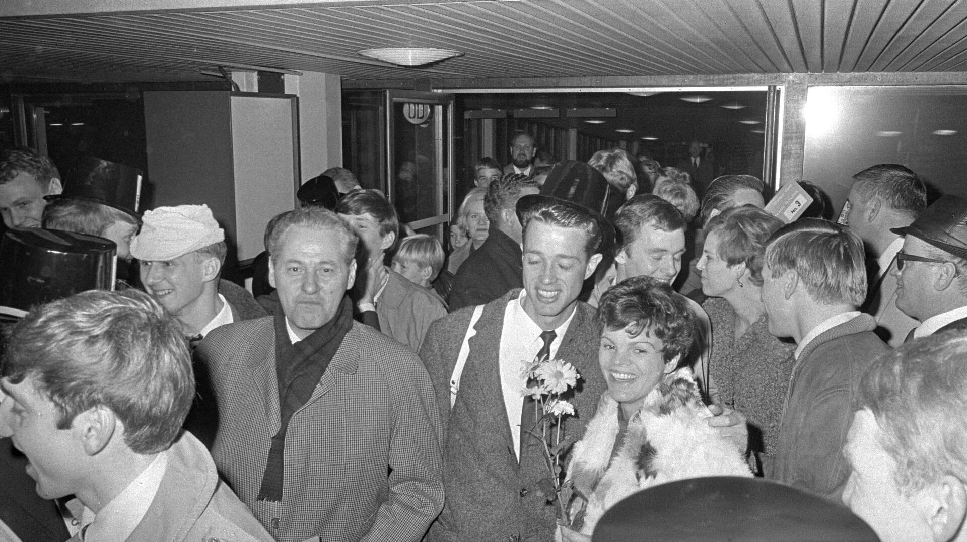 Niels Møller står her med sin hustru Winnie Helene. De var gift i over 60 år.