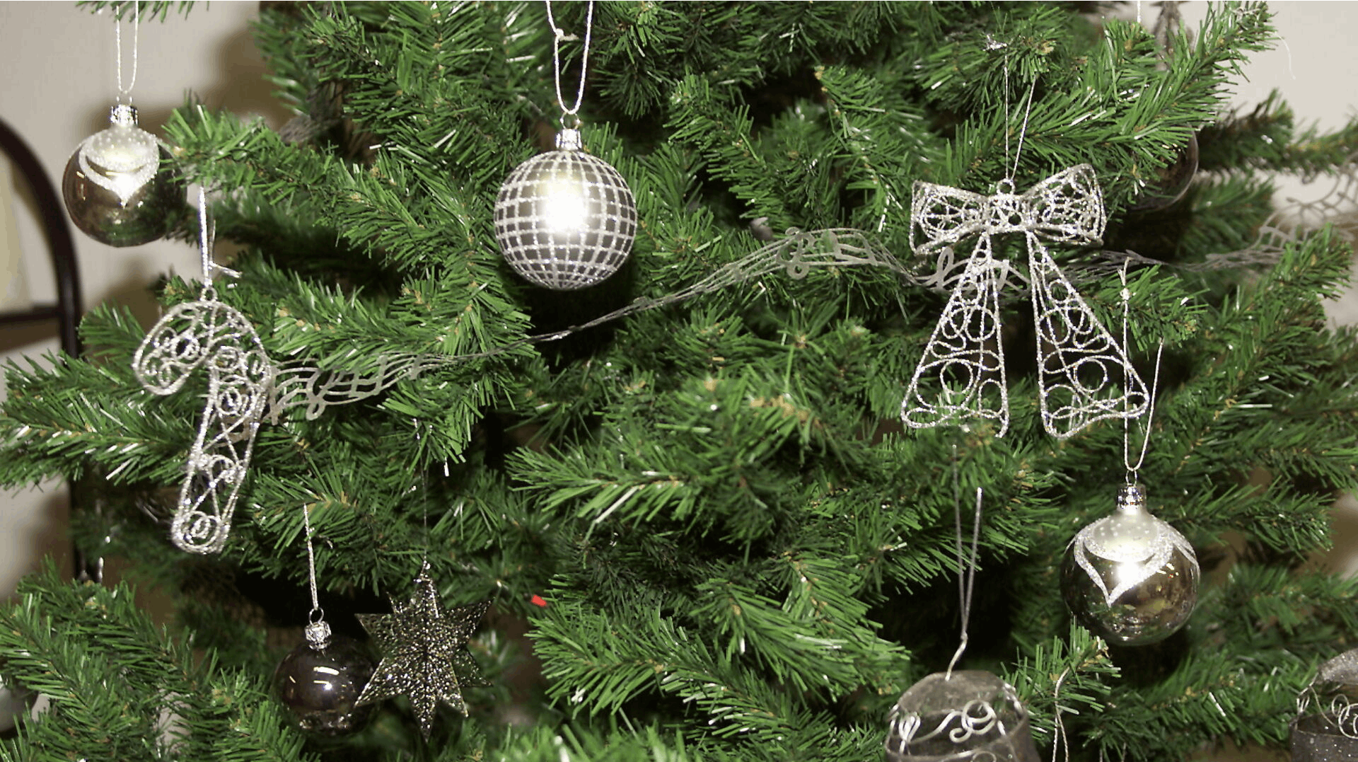 Nej, juletræet skal ikke kastes ned fra altanen....