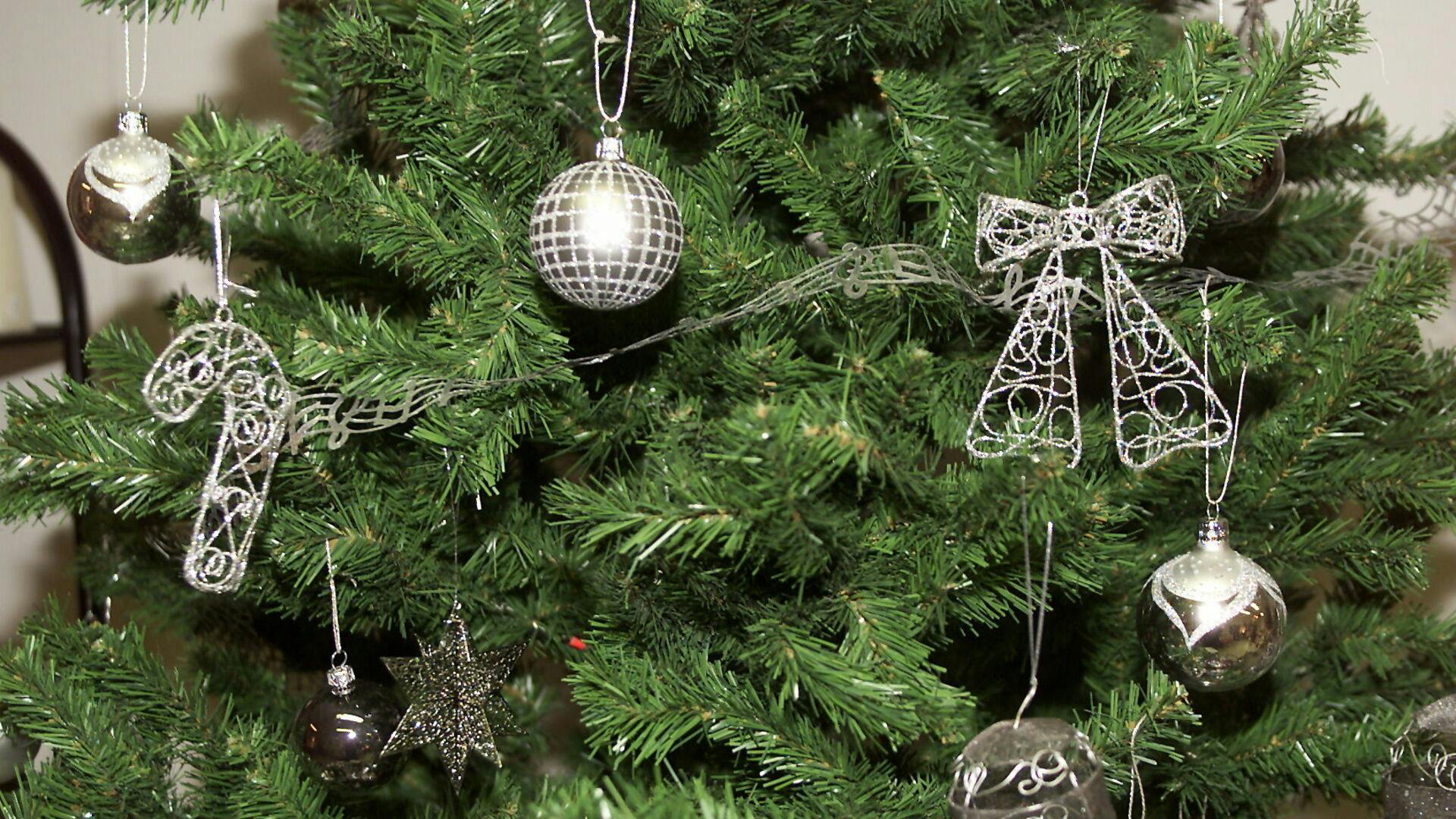 Nej, juletræet skal ikke kastes ned fra altanen....