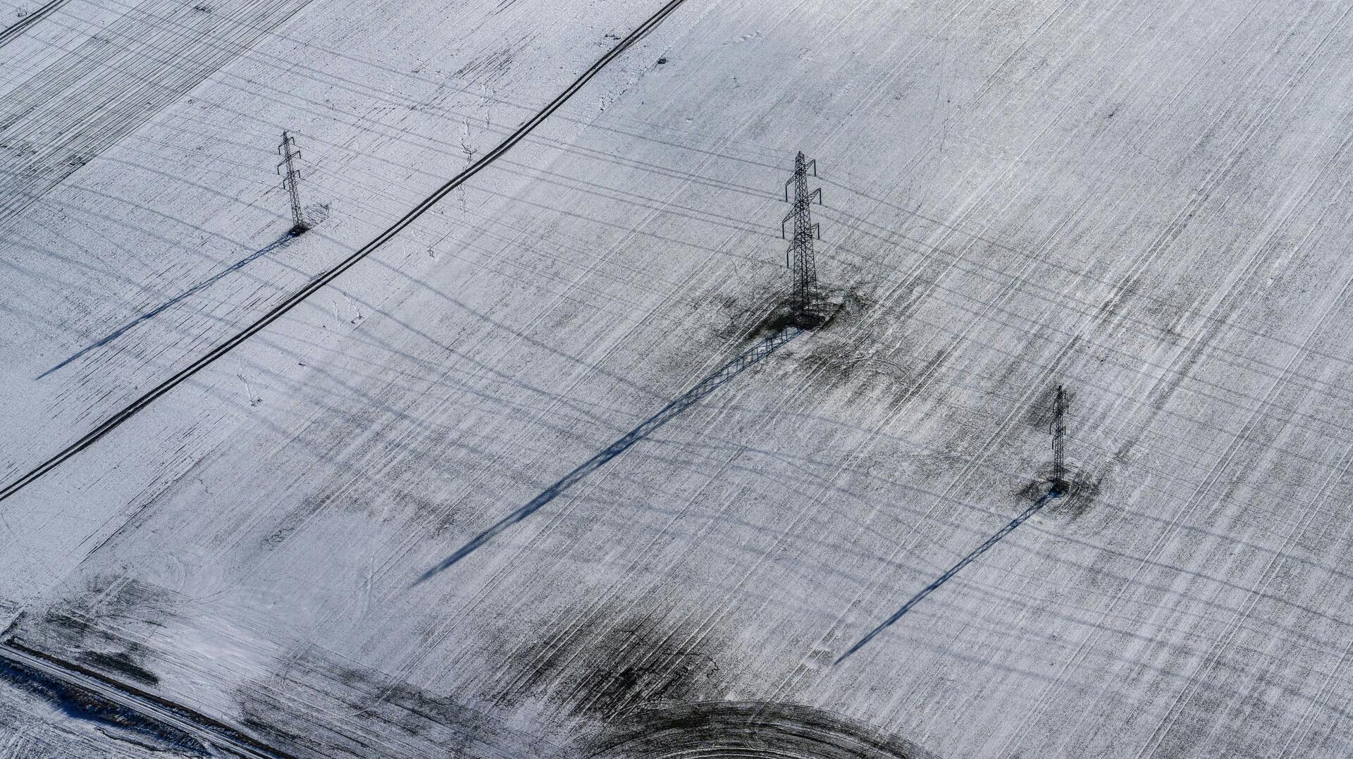 Flere danskere er søndag morgen ramt af strømnedbrud.