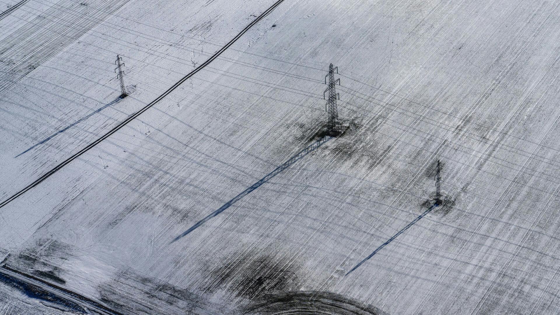 Flere danskere er søndag morgen ramt af strømnedbrud.