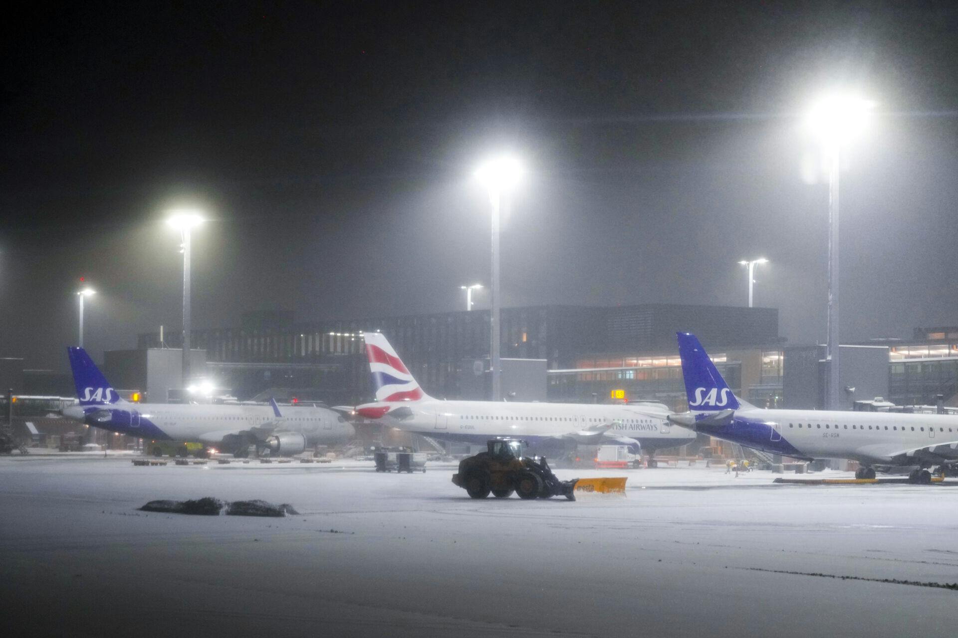 Søndag eftermiddag har man valgt at lukke en landingsbane i Oslo, efter der muligvis er blevet observeret en drone. 