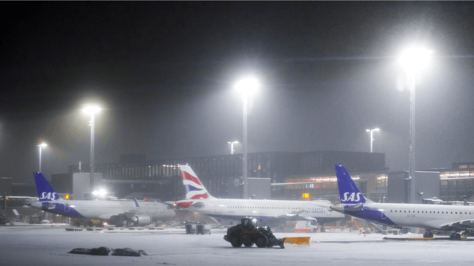 Søndag eftermiddag har man valgt at lukke en landingsbane i Oslo, efter der muligvis er blevet observeret en drone.