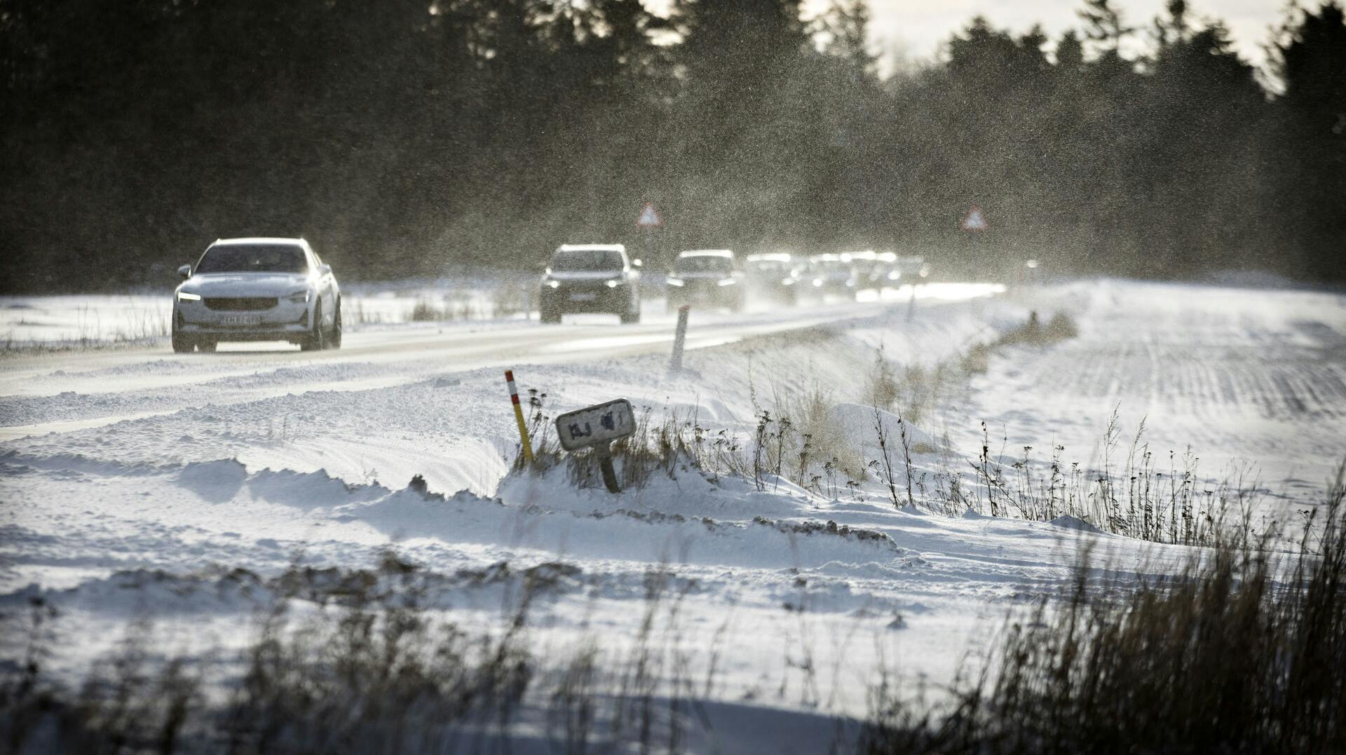 Trafikken mandag eftermiddag kan blive udfordret dels af snefygning, dels af muligt isslag, lyder det fra DMI.