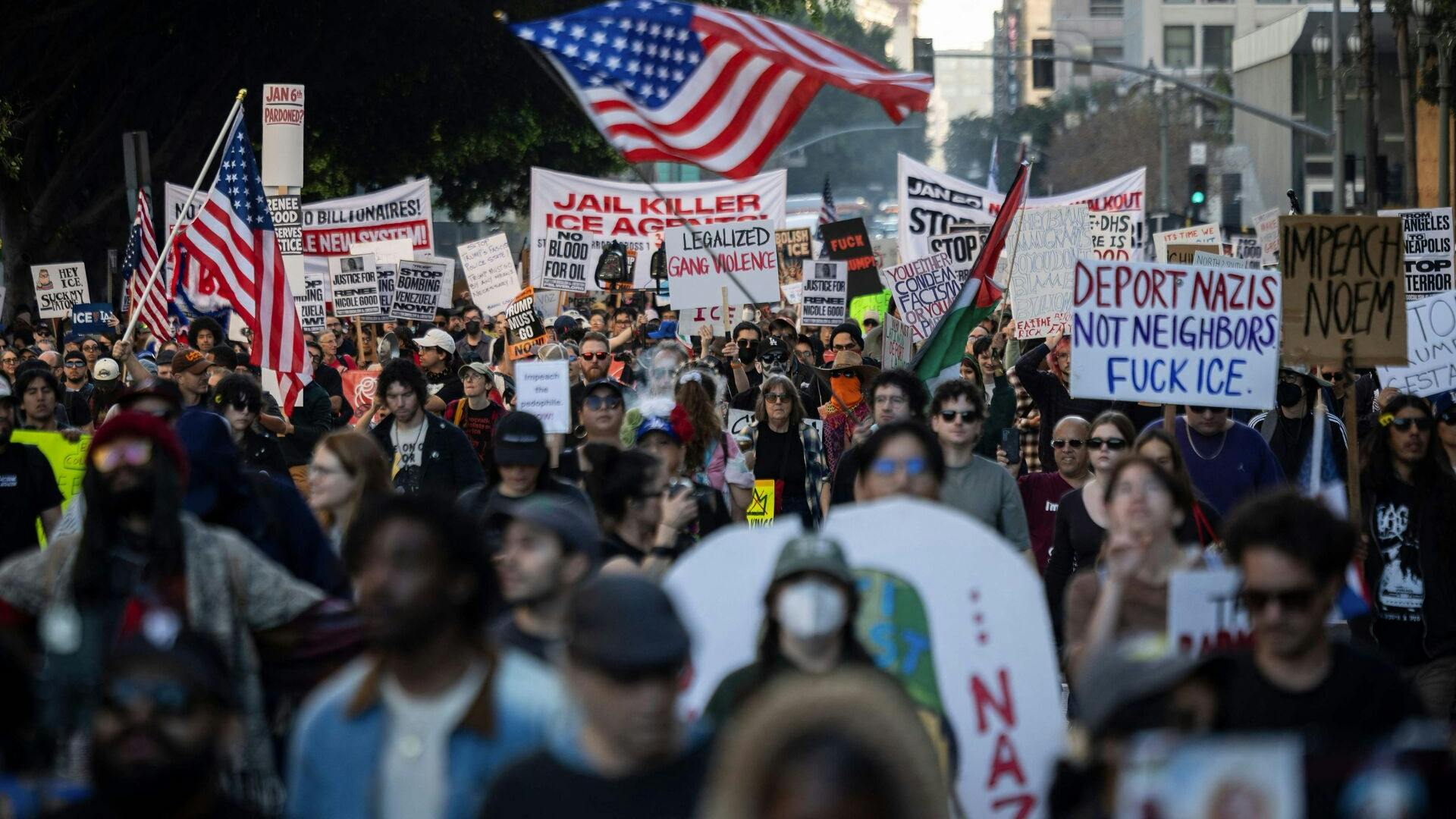 Det forfærdelige drab blev begået i Minneapolis. Men over hele USA er demonstranter på gaden.