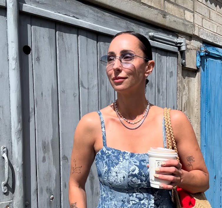 Her ses Ruth Clapton.