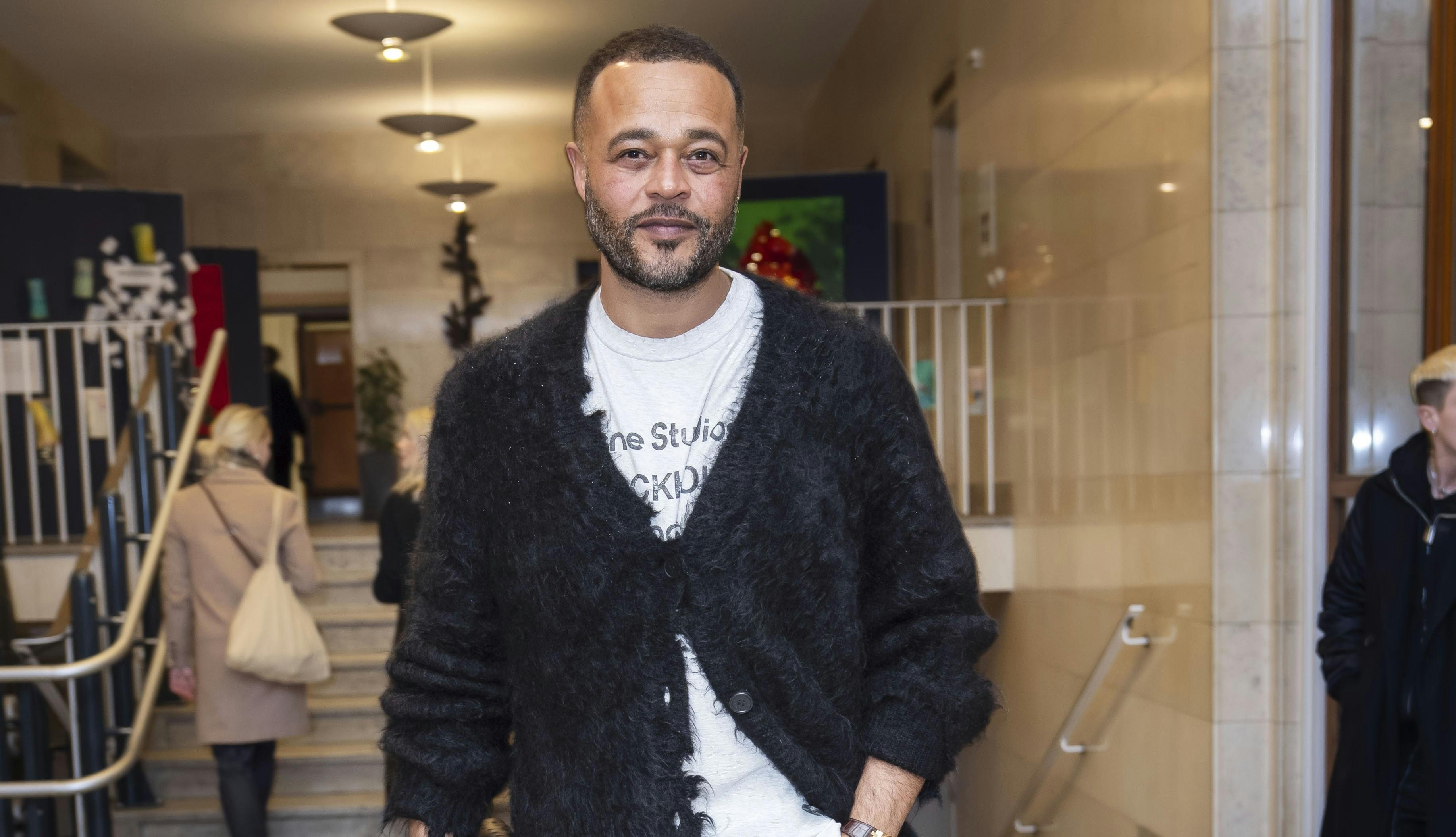 Remee kommenterer på flere af de famøse rygter og historier.  