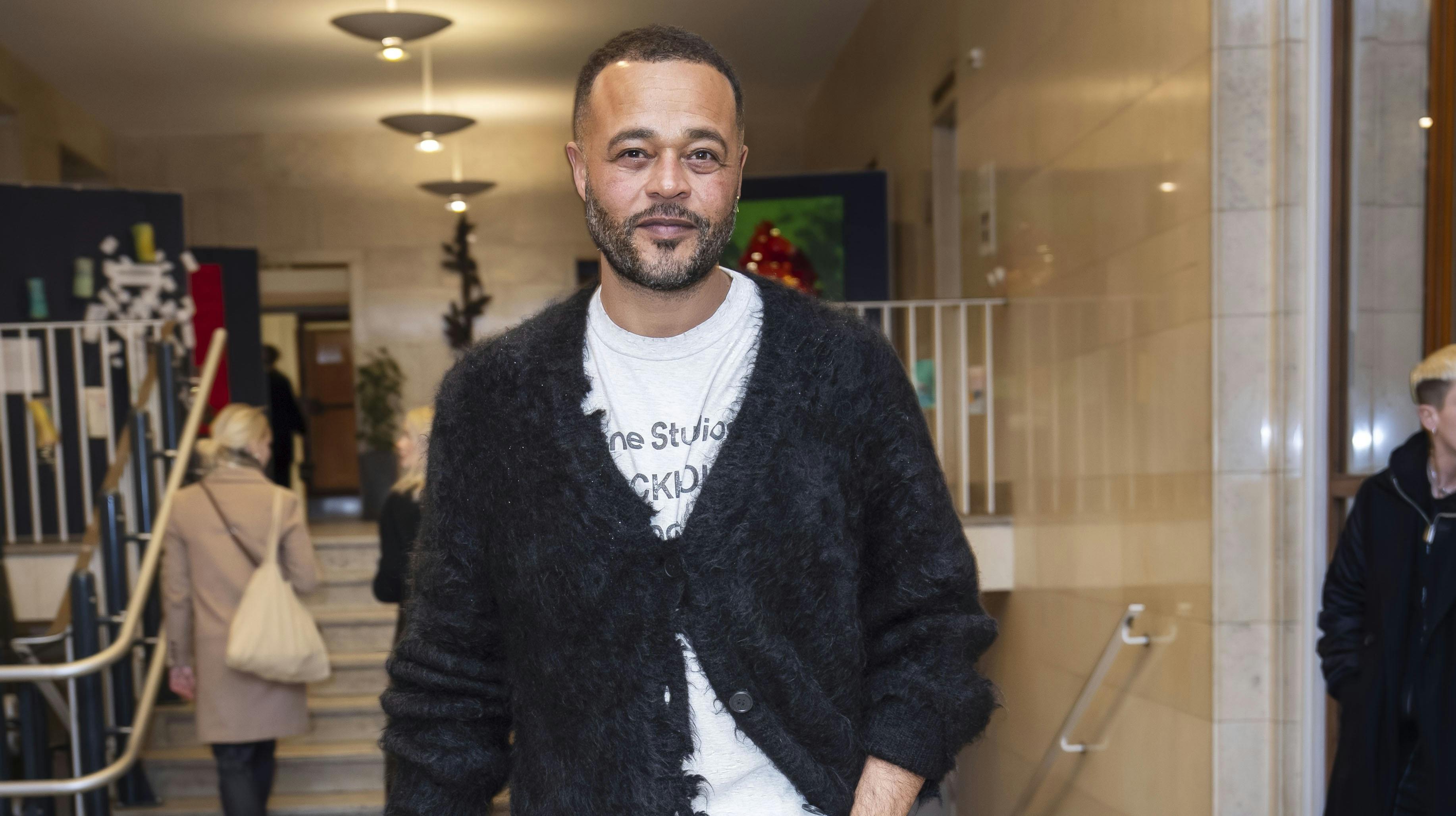 Remee kommenterer på flere af de famøse rygter og historier.