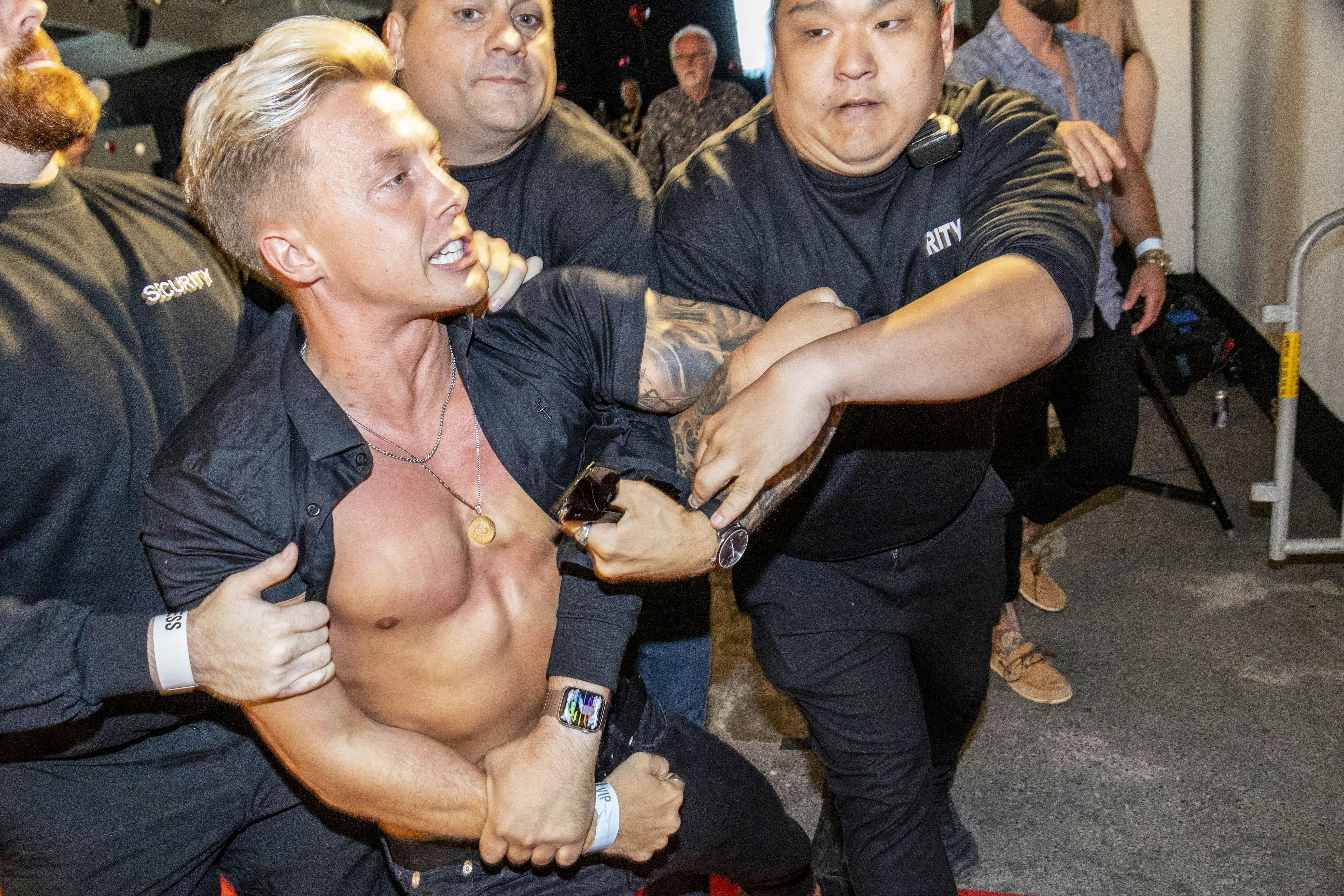 I 2021 blev Teitur Skoubo smidt ud af vagterne under showet, fordi han ikke overholdt restriktionerne, der var i forbindelse med corona.