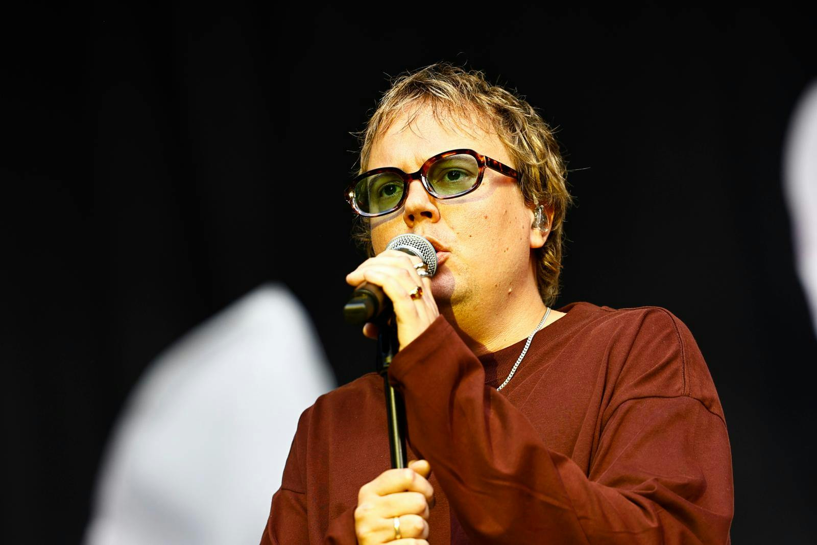 Programmet kulminerer i fire live-performances med nyskrevne sange.