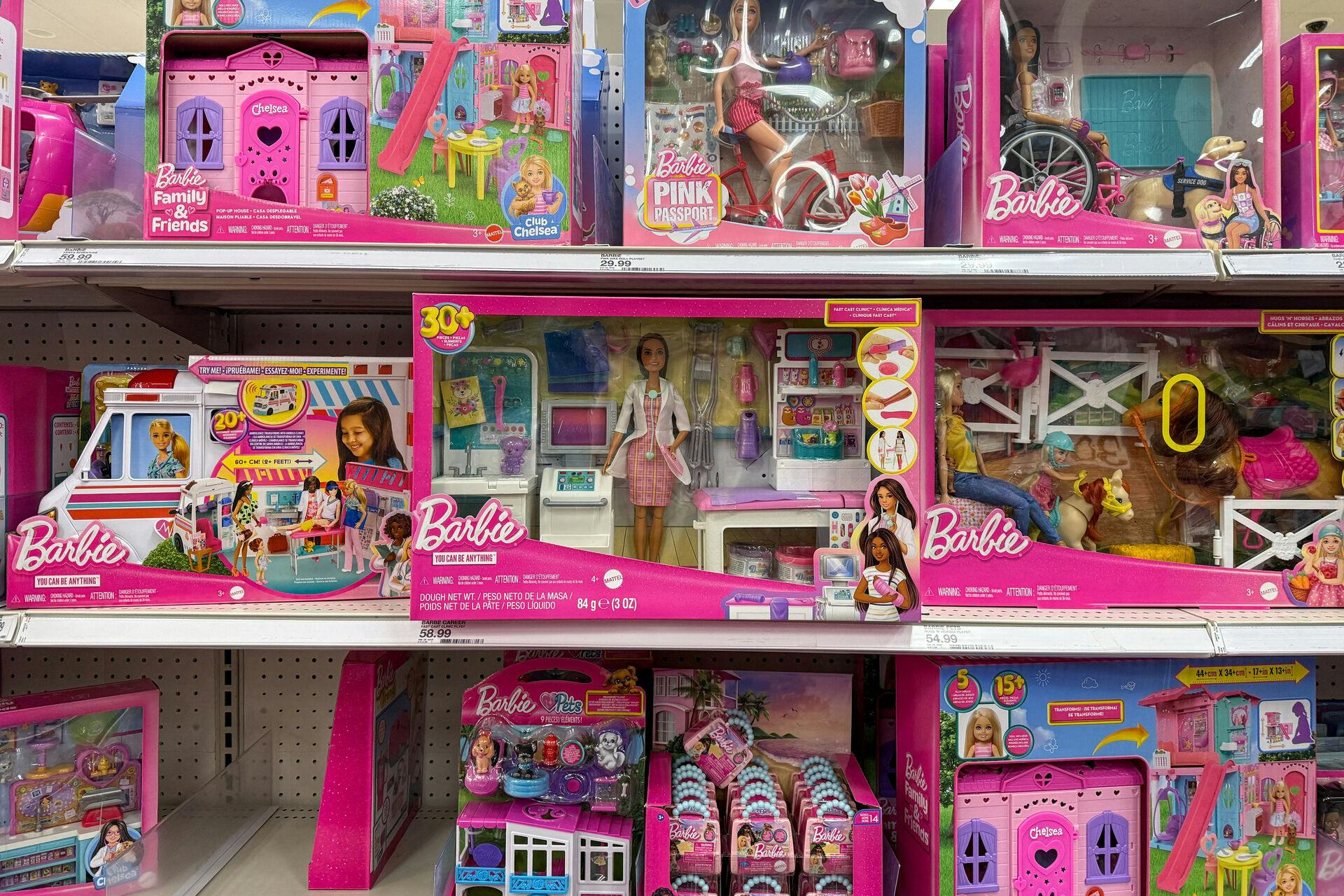 Barbie-dukker til salg i en butik i den amerikanske delstat New York. Mandag kommer en ny dukke med autisme på hylderne mange steder i verden, heriblandt i Danmark. (Arkivfoto).