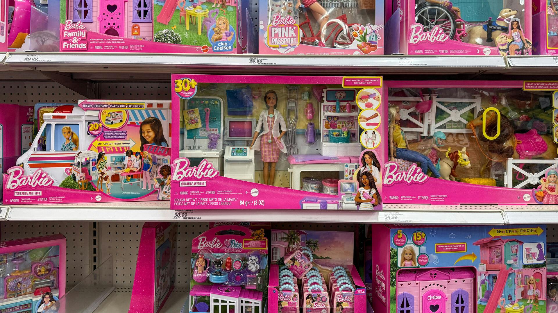 Barbie-dukker til salg i en butik i den amerikanske delstat New York. Mandag kommer en ny dukke med autisme på hylderne mange steder i verden, heriblandt i Danmark. (Arkivfoto).