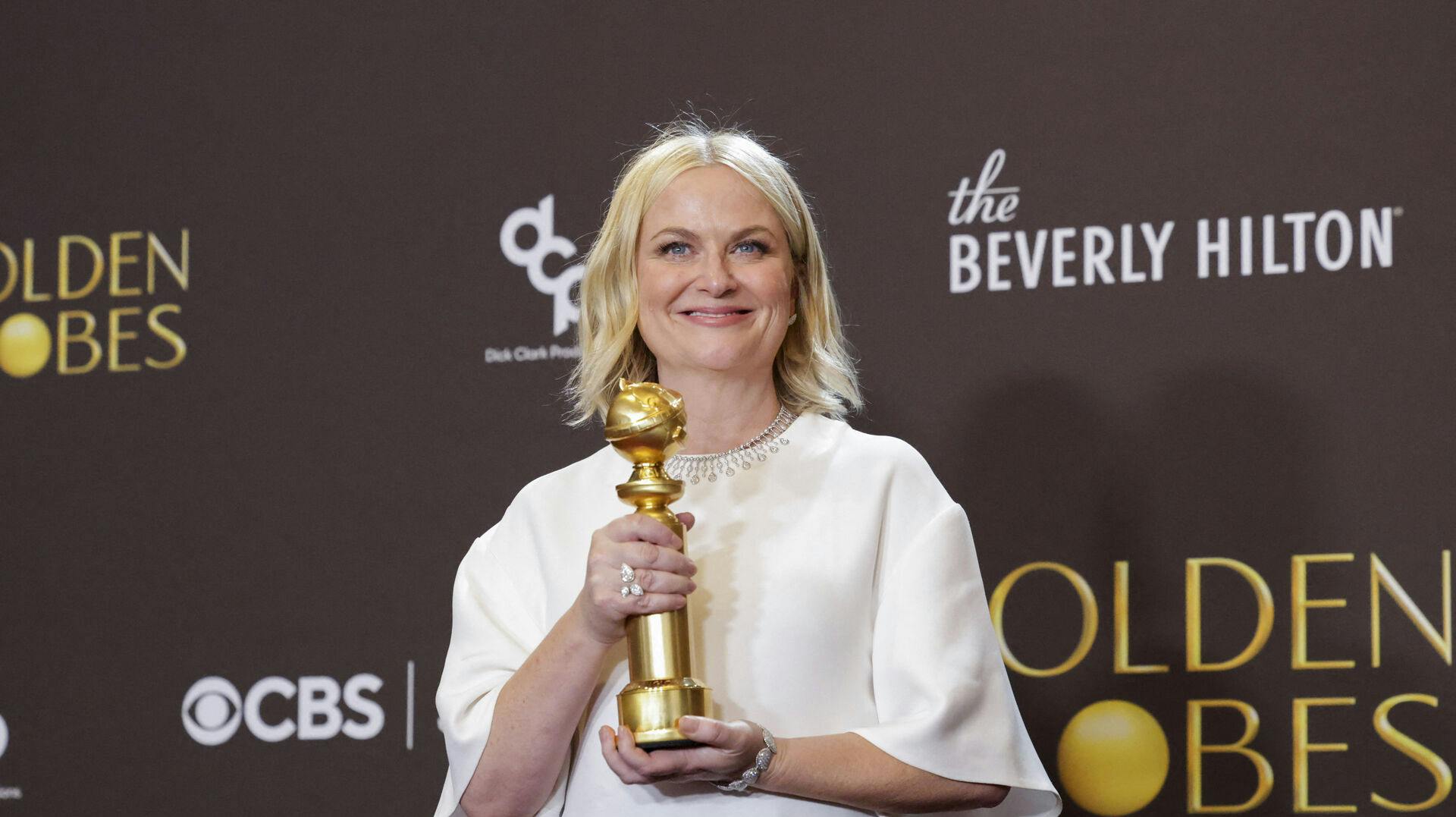 Amy Poehler poses with the Best Podcast award for "Good Hang with Amy Poehler" at the 83rd Annual Golden Globes in Beverly Hills, California, U.S., January 11, 2026. REUTERS/Mario Anzuoni