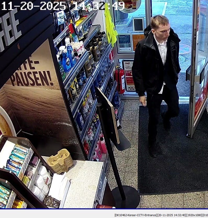 Den unge herre har følgende signalement: : 15-25 år, ca. 180-190 cm og spinkel af bygning. Han er lys i huden og iført sort jakke med hætte af mrk. Arc'teryx, hvid skjorte, sorte bukser og sorte sko.