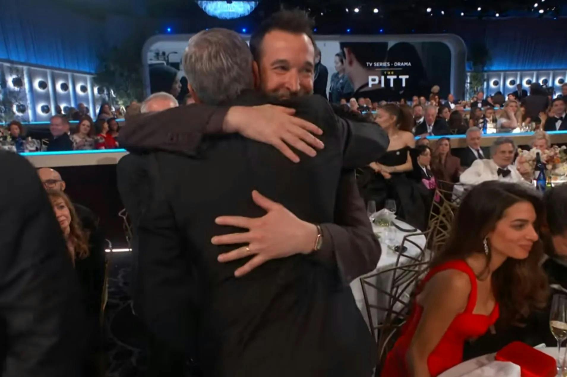 George Clooney og Noah Wyle i et stort kram.