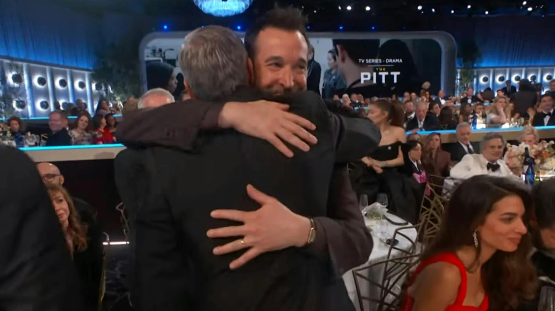 George Clooney og Noah Wyle i et stort kram.