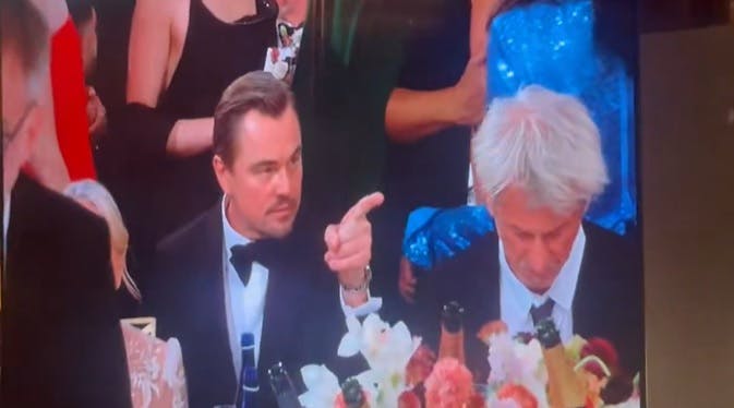 Leonardo DiCaprio vekslede nogle ord via håndtegn tværs gennem lokalet med en ukendt person.