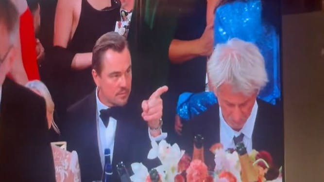 Leonardo DiCaprio vekslede nogle ord via håndtegn tværs gennem lokalet med en ukendt person.